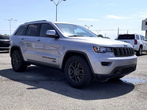 Used 2016 Jeep Grand Cherokee Laredo 75th Anniversary image 10
