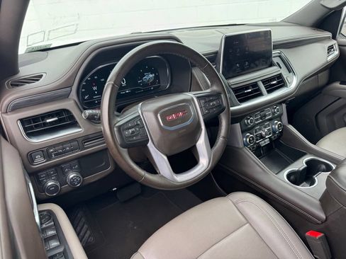 Used 2024 GMC Yukon XL SLT AWD/4WD image 3