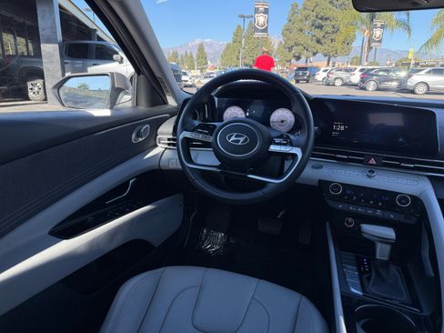 Used 2025 Hyundai Elantra Limited image 22