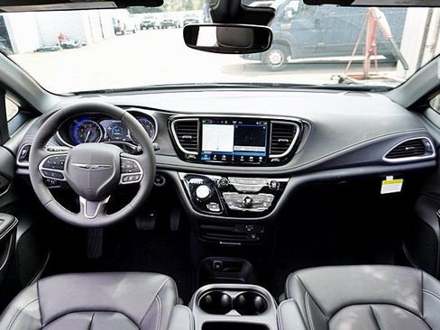 New 2026 Chrysler Pacifica Select AWD/4WD image 24