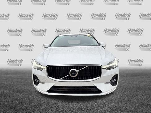 Used 2022 Volvo XC60 B5 Momentum w/ Climate Package image 3