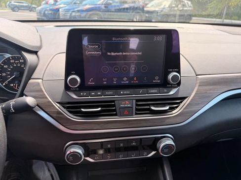 Used 2025 Nissan Altima 2.5 SV FWD image 4