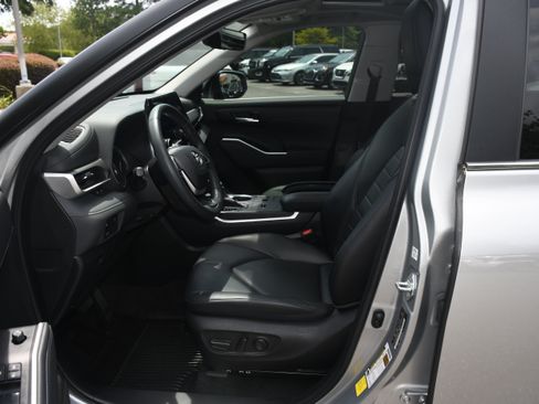 Used 2023 Toyota Highlander XLE FWD image 8