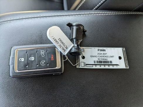 Certified 2024 Jeep Grand Cherokee Limited w/ Black Appearance Package image 35