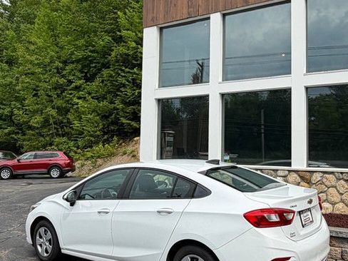 Used 2017 Chevrolet Cruze LS FWD image 28