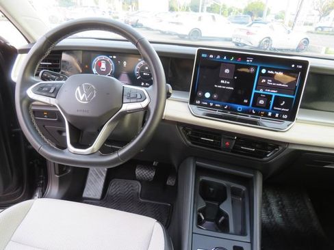 Used 2025 Volkswagen Tiguan SE image 21