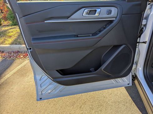 New 2026 Ford Explorer ST-Line w/ ST-Line Street Pack image 9