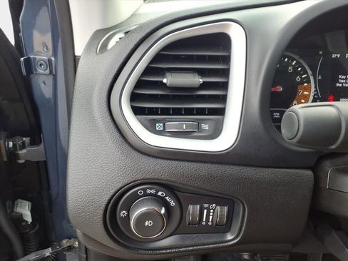 Used 2020 Jeep Renegade Latitude w/ Cold Weather Group image 25