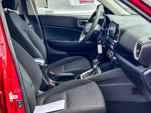 Used 2024 Hyundai Venue SE FWD image 17