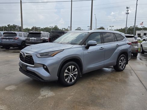 Used 2021 Toyota Highlander XLE AWD/4WD image 3
