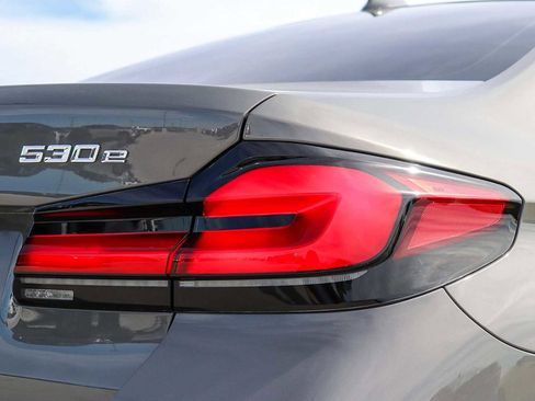 Used 2022 BMW 530e w/ M Sport Package image 10