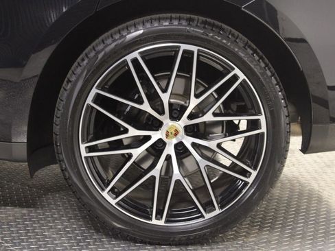 Certified 2025 Porsche Macan AWD/4WD image 16