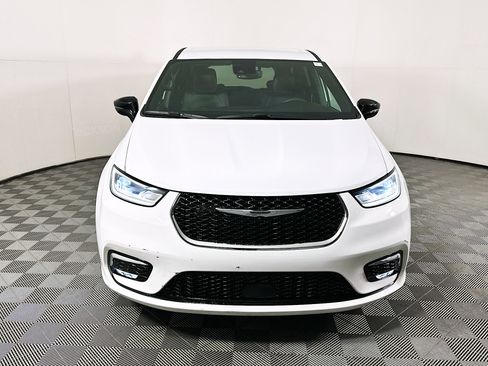 Used 2025 Chrysler Pacifica Select image 8