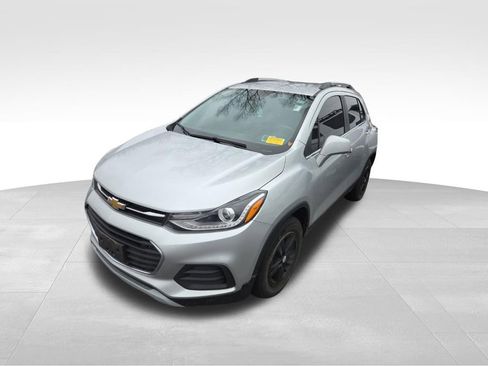 Used 2020 Chevrolet Trax LT w/ LT Convenience Package image 14