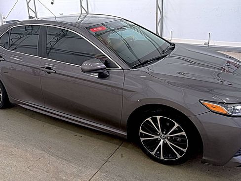 Used 2019 Toyota Camry SE FWD image 2