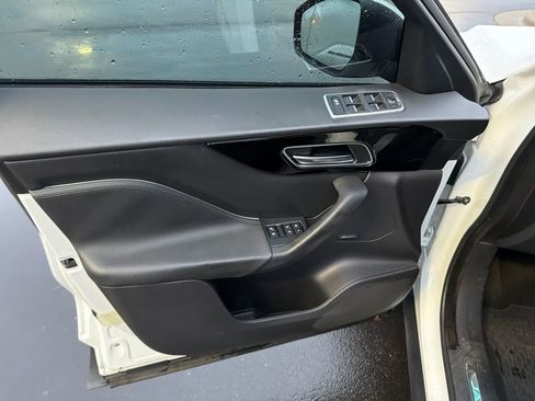Used 2019 Jaguar F-PACE Premium image 9
