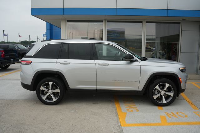 Used 2023 Jeep Grand Cherokee Limited w/ Luxury Tech Group II AWD/4WD image 33
