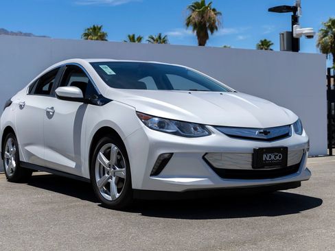 Used 2018 Chevrolet Volt LT FWD image 2