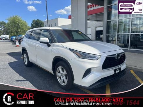 Used 2021 Toyota Highlander L FWD image 1