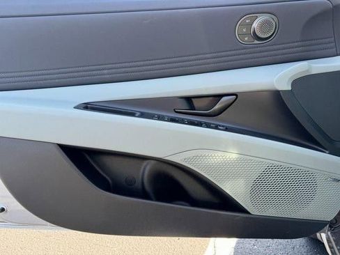 Used 2025 Hyundai Elantra Limited image 13