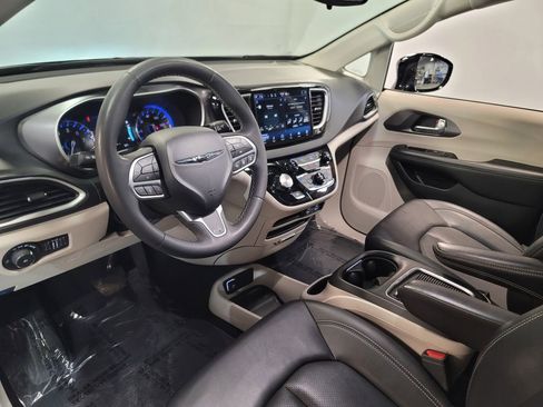 Used 2024 Chrysler Pacifica Touring-L image 22