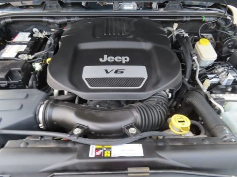 Used 2016 Jeep Wrangler Unlimited Rubicon w/ Connectivity Group AWD/4WD image 11