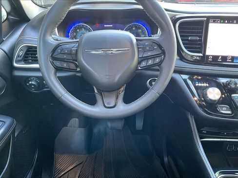 Used 2022 Chrysler Pacifica Limited w/ Uconnect Theater Family Group AWD/4WD image 8