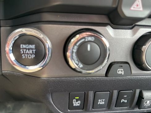 Used 2019 Toyota Tacoma TRD Sport image 9