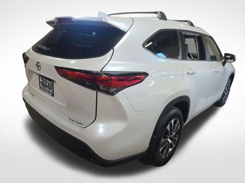 Used 2023 Toyota Highlander XLE AWD/4WD image 4