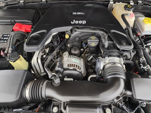 Used 2018 Jeep Wrangler Unlimited Sport image 34