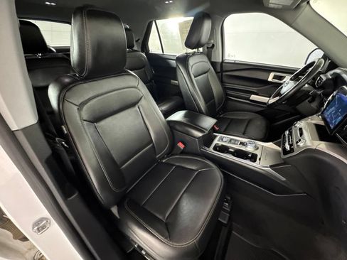 Used 2020 Ford Explorer XLT w/ Equipment Group 202A AWD/4WD image 38