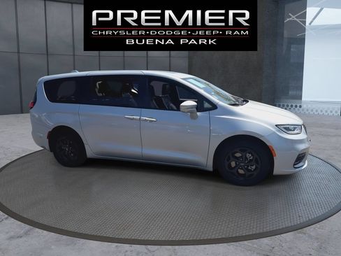 Used 2022 Chrysler Pacifica Limited w/ Uconnect Theater Family Group FWD image 9