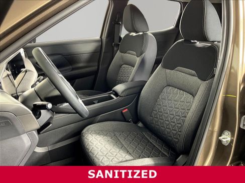 Certified 2025 Nissan Kicks SV AWD/4WD image 19