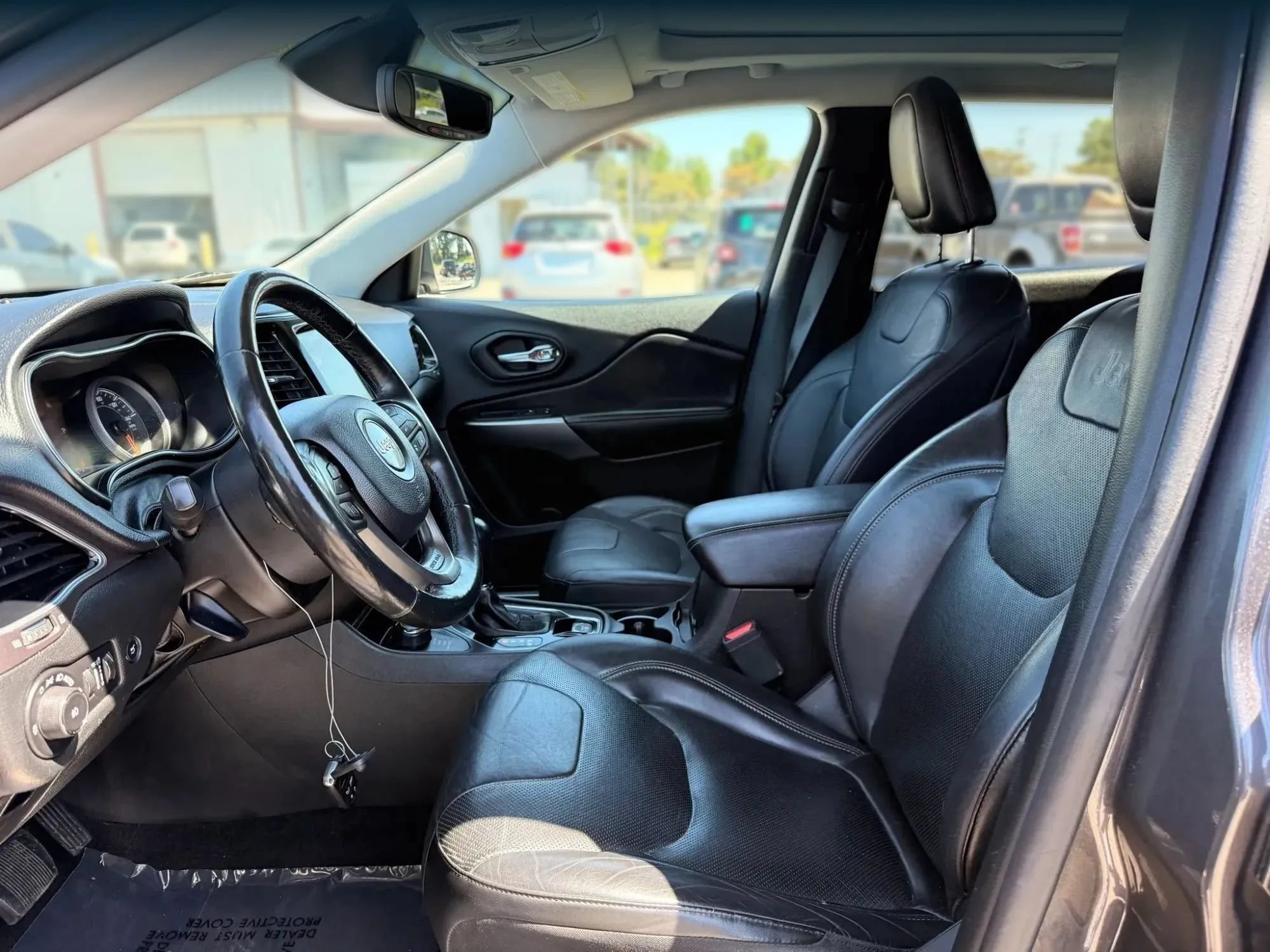 Used 2019 Jeep Cherokee Limited w/ Technology Group AWD/4WD image 2