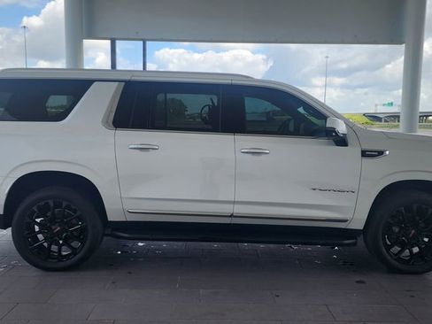 Used 2022 GMC Yukon XL SLT w/ SLT Premium Package image 5