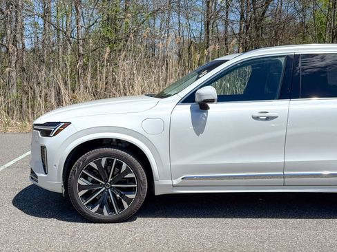 Used 2025 Volvo XC90 T8 Ultra w/ Protection Package AWD/4WD image 9