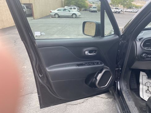 Used 2020 Jeep Renegade Altitude AWD/4WD image 7