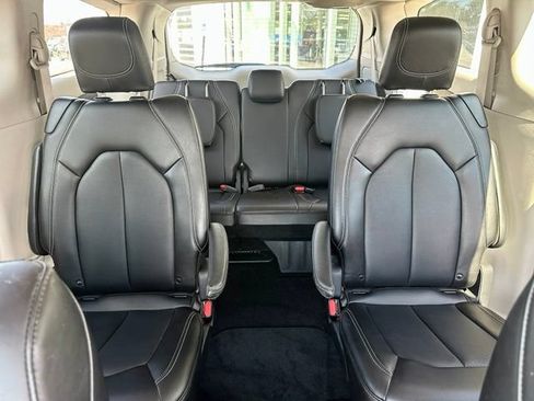 Used 2024 Chrysler Pacifica Touring-L AWD/4WD image 21