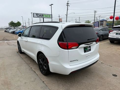 Used 2020 Chrysler Pacifica Touring-L Plus w/ S Appearance Package FWD image 8