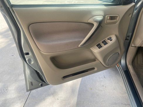 Used 2005 Toyota RAV4 2WD image 32