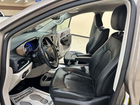 Used 2018 Chrysler Pacifica Touring-L Plus FWD image 20