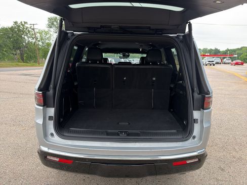Used 2024 Jeep Wagoneer Series II w/ Flexible Seating Group RWD image 8