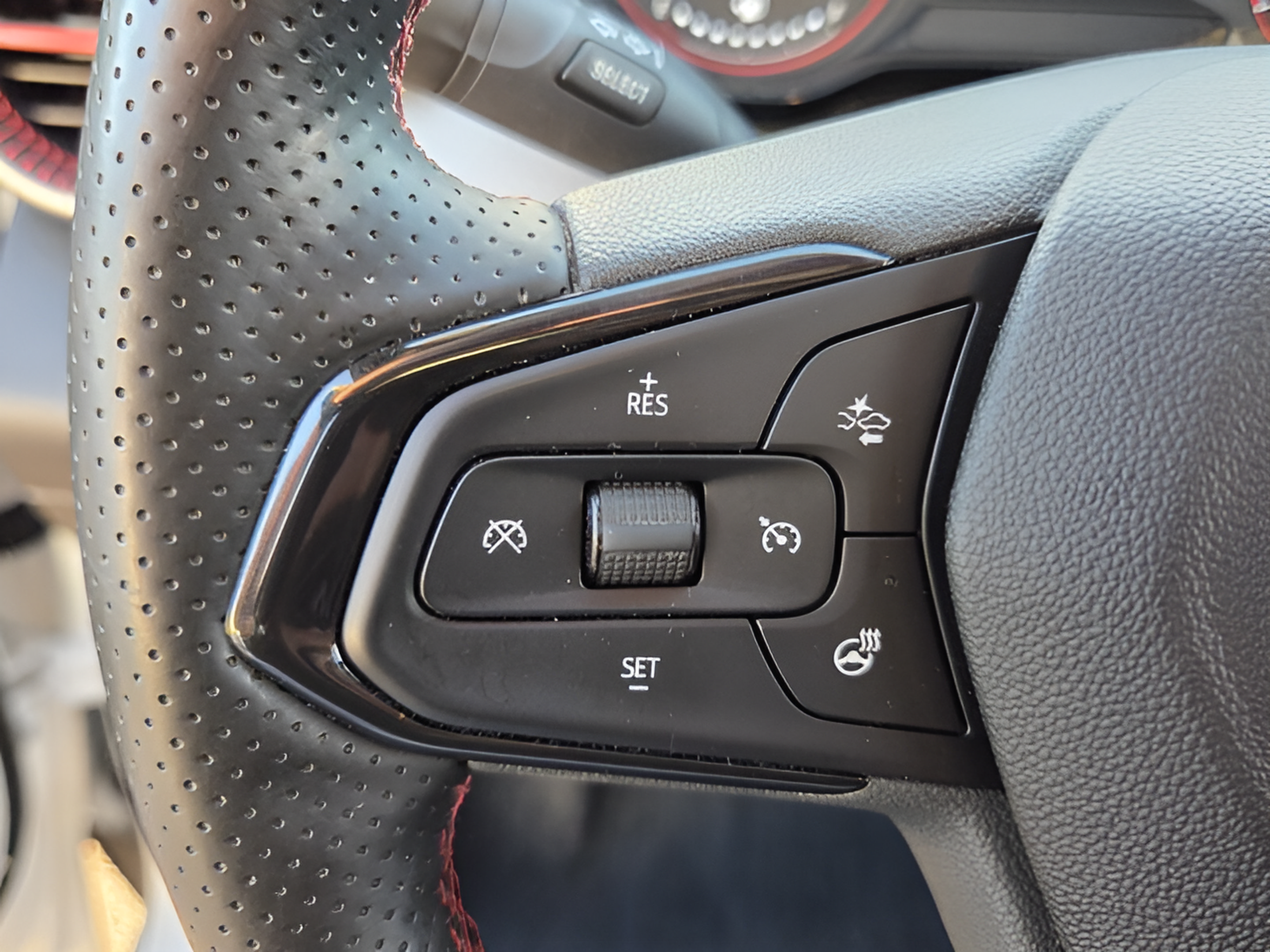 Certified 2024 Chevrolet Trax RS FWD image 27