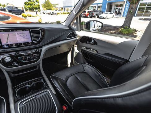 Used 2024 Chrysler Pacifica Limited FWD image 23