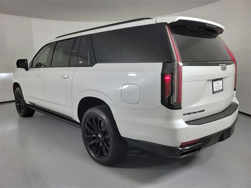 Used 2022 Cadillac Escalade ESV Sport Platinum w/ LPO, ONYX Package image 3