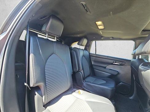 Used 2023 Toyota Highlander XSE image 18