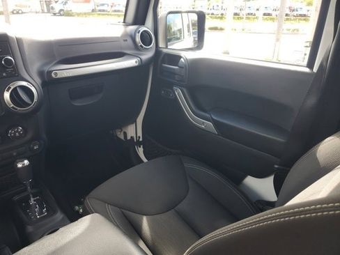 Used 2016 Jeep Wrangler Unlimited Sahara w/ Connectivity Group AWD/4WD image 14