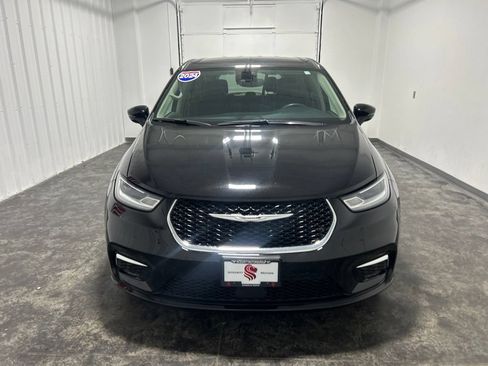 Used 2024 Chrysler Pacifica Touring-L FWD image 6