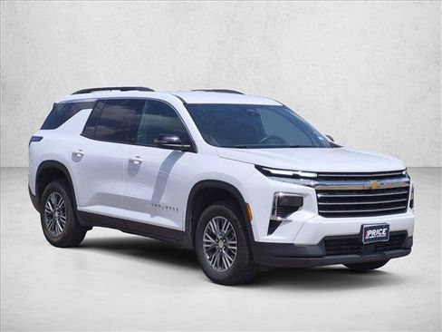 Used 2025 Chevrolet Traverse LT FWD image 3