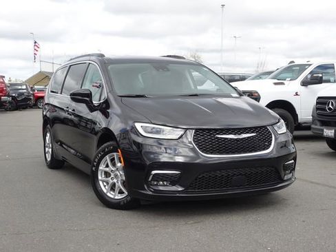 Used 2022 Chrysler Pacifica Touring-L image 2